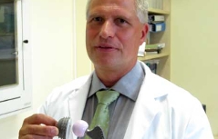 Primar Dr. Hildebert Hutt mit einem künstlichen Hüftgelenk