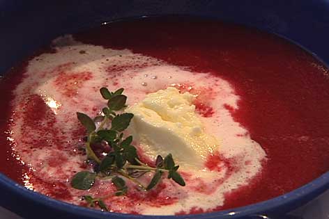 Rote-Rüben-Suppe mit Schlag und Thymian