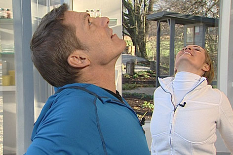 Michael Mairhofer und Doresia Krings zeigen eine Übung für den Nacken