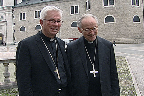 Der gewählte Salzburger Erzbischof Franz Lackner und sein Amtsvorgänger Alois Kothgasser am Salzburger Kapitelplatz