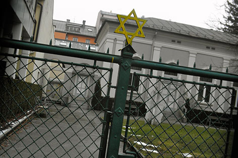 Beschmierter Davidstern am Zaun der Salzburger Synagoge