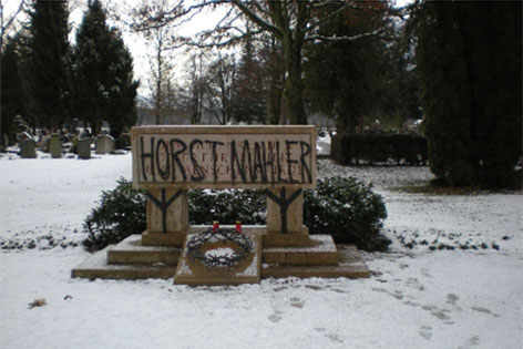 Beschmiertes Denkmal auf dem Salzburger Kommunalfriedhof