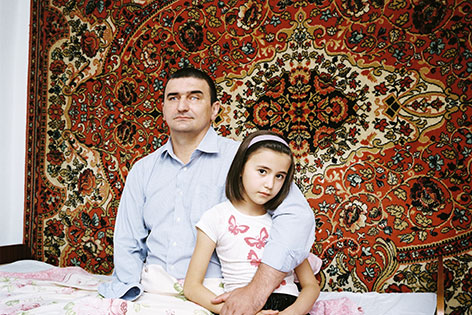 Hamzad Ivloev, 44, was a policeman in Karabulak. Ein Polizist mit seiner Tochter. Bild aus einer Ausstellung über Sotschi im Fotohof Salzburg