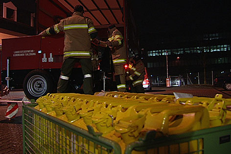 Feuerwehr belädt Fahrzeug für Hilfseinsatz in Slowenien
