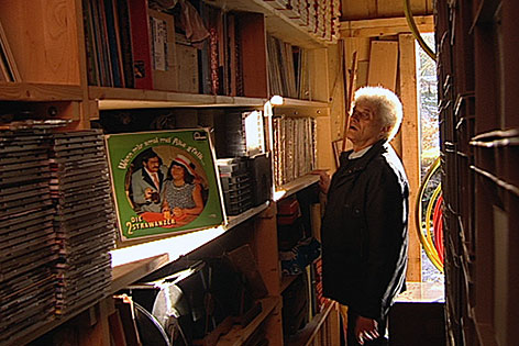 Reinhard Pirnbacher steht vor einem Regal voller Schallplatten.