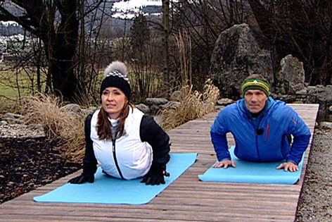 Doresia Krings und Michael Mayerhofer machen eine Yogaübung