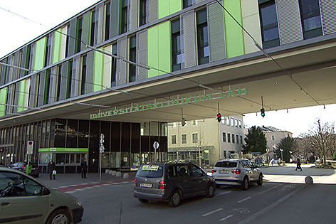 Einfahrt des Salzburger Landeskrankenhauses, Teil der Salzburger Landeskliniken