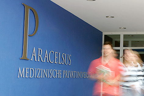 Eingang der Paracelsus Medizinischen Privatuniversität PMU in Salzburg