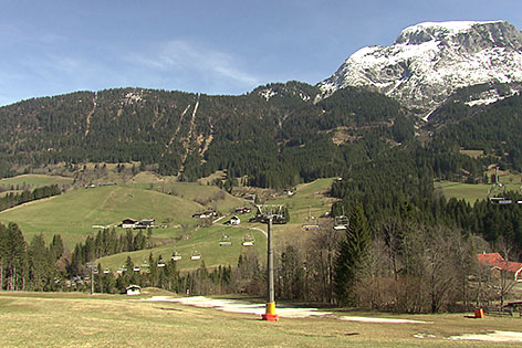 Sessellift über grüner Wiese in Annaberg-Lungötz (Tennengau)
