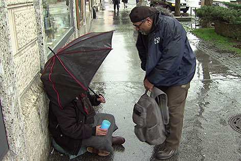 Raim Schobesberger vom Hilfsverein "Phurdo" mit einem Bettler in der Stadt Salzburg