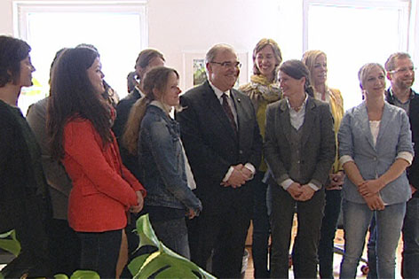 Justizminister Wolfgang Brandstetter mit dem Beratungsteam der Familiengerichtshilfe
