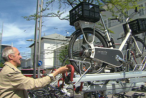 Doppelstock-Parker für Fahrräder am Salzburger Hauptbahnhof