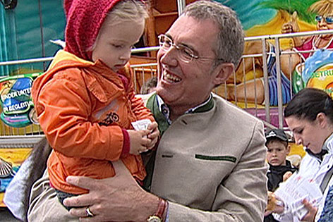 Ewald Stadler im Wahlkampf mit Kind