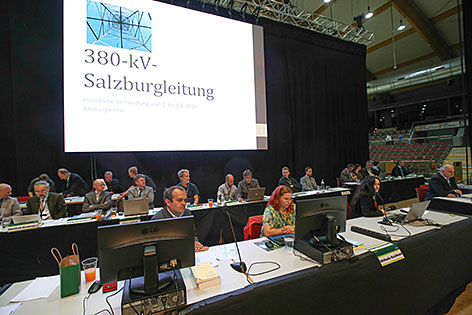 Podium beim Behördenverfahren zur Umweltverträglichkeitsprüfung der 380-kV-Leitung in Salzburg