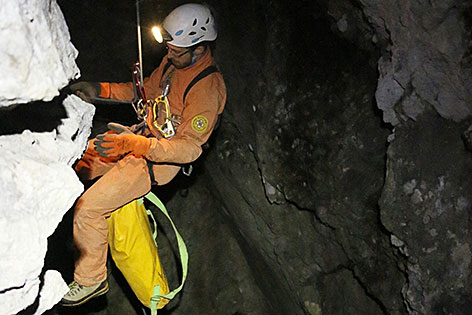 Retter am Seil in der Riesending-Schachthöhle im Untersberg