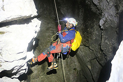 Höhlenretter seilt sich im Untersberg ab