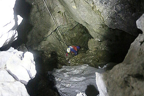 Höhlenretter beim Abstieg in die Riesending-Schachthöhle im Untersberg bei Berchtesgaden