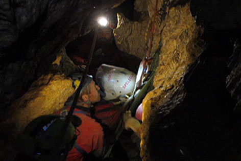 Transport des Verletzten 52-Jährigen aus der Riesending Schachthöhle im Untersberg bei Berchtesgaden