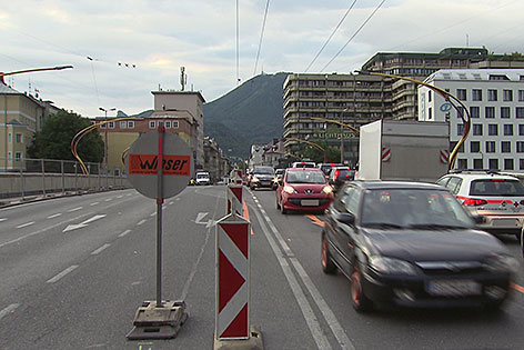 Autos und Baustellenbereich auf der Lehener Brücke in der Stadt Salzburg