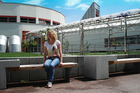 Solarbänke vor dem ORF-Landesstudio