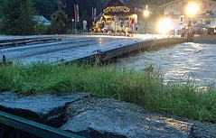 Hochwasser der Salzach in Mittersill bei der Salzachbrücke