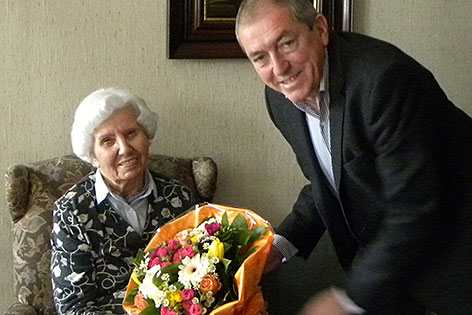Salzburgs Bürgermeister Heinz Schaden (SPÖ) gratuliert der Jubilarin Erna Hammerschmid zum 100. Geburtstag