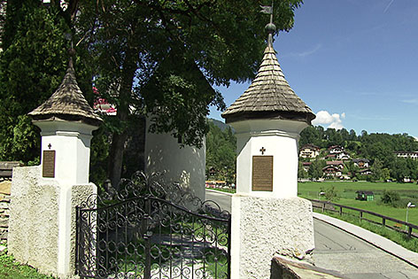 Kupfer-Gedenktafeln der Pfarre und Gemeinde an den SS "Sturm" in Goldegg am Ausgang des Friedhofs