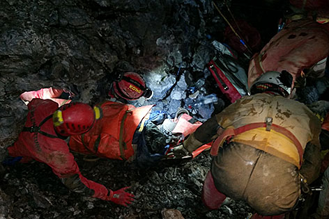 Höhlenretter bei der Bergung des verletzten Polen