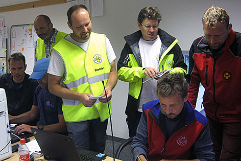 Die Einsatzleitung bei einer Besprechung zur Rettung des verunglückten Höhlenforschers im Salzburger Tennengebirge