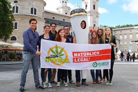 Die Jungen Grünen auf ihrer Legalisierungstour mit Stopp auf dem Mozartplatz