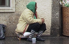 Bettlerin auf der Straße