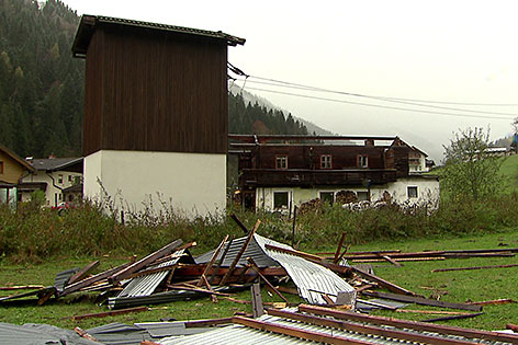 Abgedecktes Haus nach dem Sturm in Viehhofen