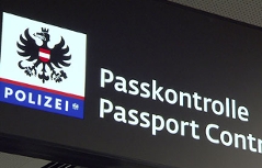 Schild Passkontrolle Flughafen Schwechat