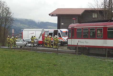 Unfallstelle mit beschädigtem Auto und Triebwagen der Pinzgauer Lokalbahn