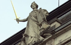 Statue der Justizia (Justitia) am Salzburger Landesgericht