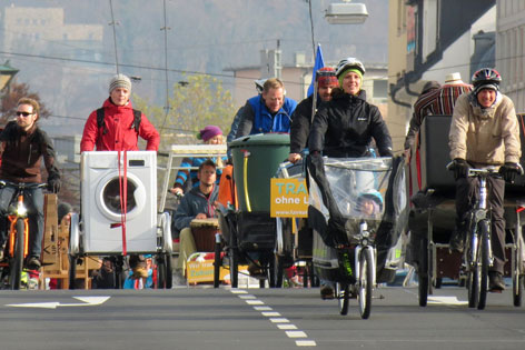 Salzburger radeln mit Radanhängern und Lastenrädern durch die Innenstadt