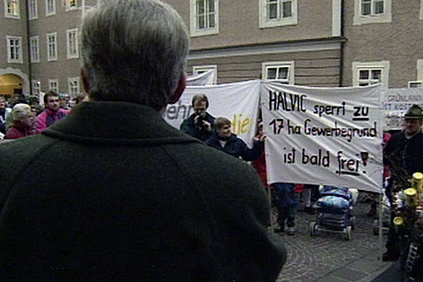 1996: Landeshauptmann Hans Katschthaler mit aufgebrachten Bürgern aus Kuchl im Chiemseehof