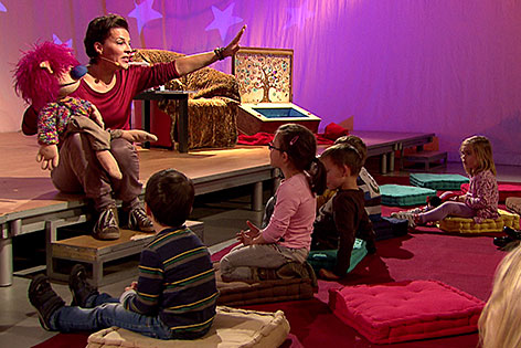 Sabine Petzl mit ihrem Kinderbuchkino (Kibuki) im ORF Landesstudio Salzburg