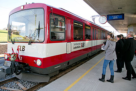 Garnitur der Salzburger Lokalbahn im Bahnhof Ostermiething