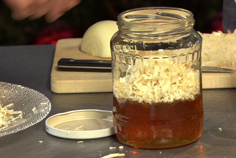 Glas mit Honig und gerissenem Kren