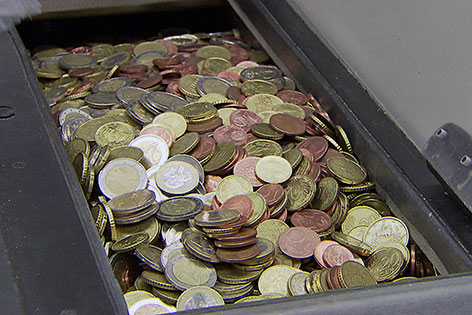 Euro und Cent Münzen in Geldzählmaschine