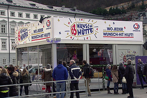 Ö3 Weihnachtswunder Container auf dem Kapitelplatz in der Stadt Salzburg