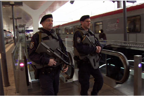 Polizisten am Salzburger Hauptbahnhof