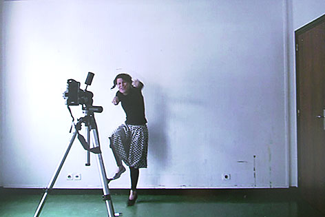 Künstlerin vor einer Videokamera