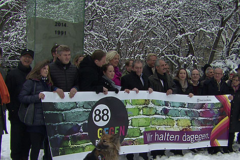 Vertreter der Aktion gegen Rechtsextremismus vor dem Euthanasie-Mahnmal im Salzburger Mirabellgarten