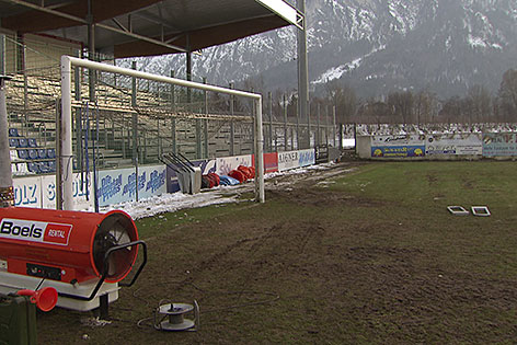 Desolater Rasen im Stadion in Grödig