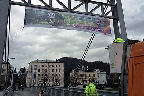 Transparent der Aktion "#88gegenrechts" in der Stadt Salzburg am Müllnersteg