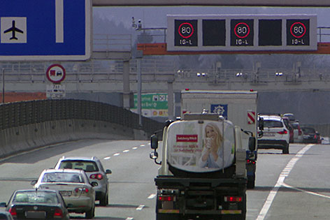 Westautobahn (A1) bei Salzburg Mitte mit aktivierter Tempo 80 Beschränkung (Stadtautobahn)
