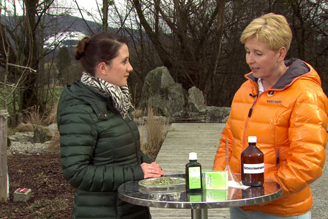 Eva Köck und Kornelia Seiwald mit Birkenprodukten vor sich auf dem Tisch im Fernsehgarten.