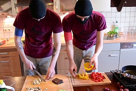 Rechtsextreme Kochshow in Sturmmasken auf YouTube